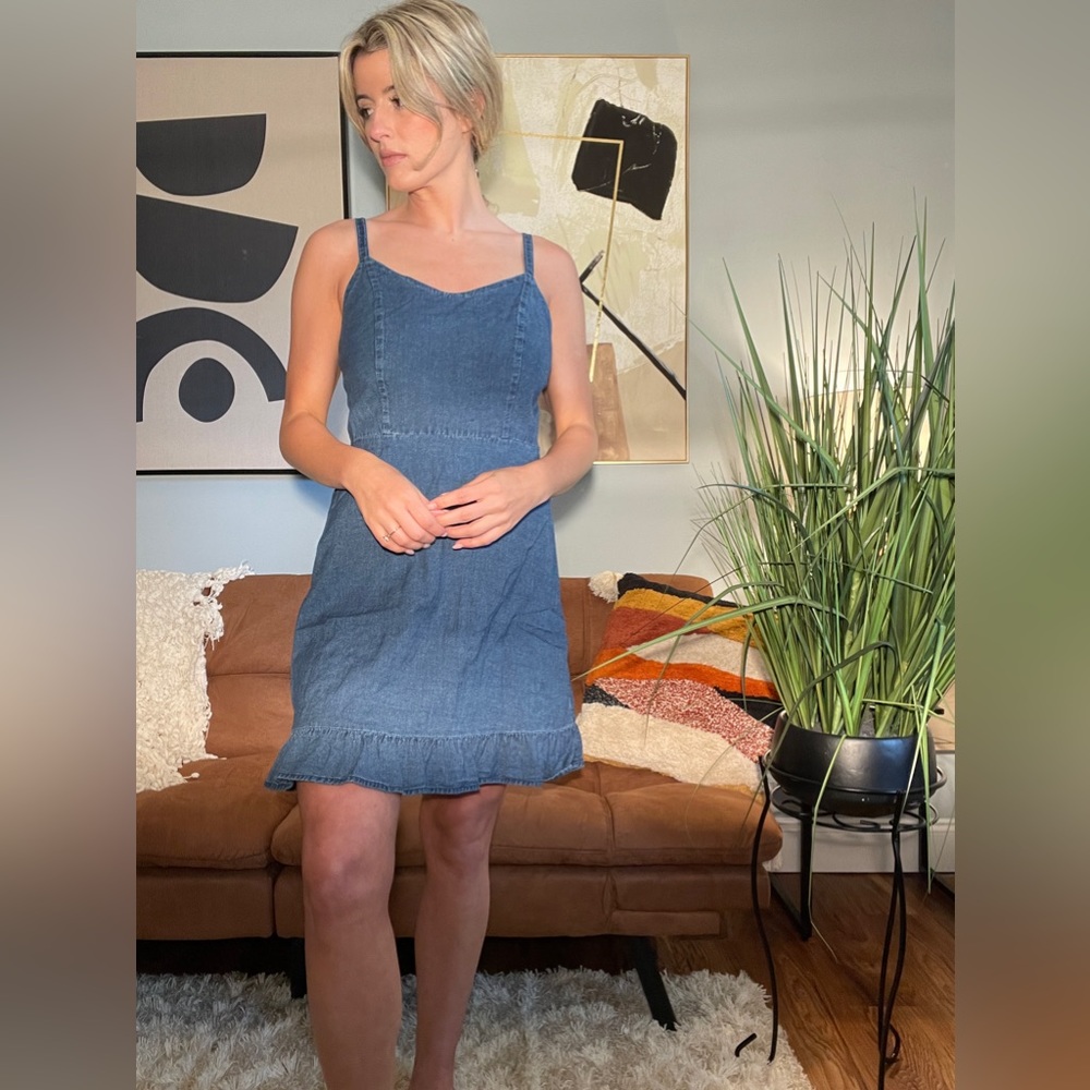 Old navy dress spaghetti strap blue Jean denim sundress ruffle hem smocked